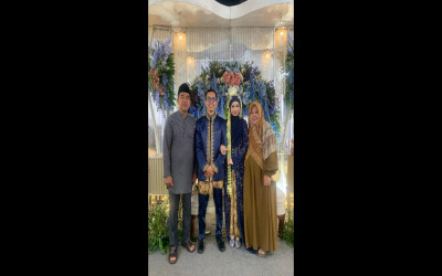 Kepala MTs Alkhairiyah dan Dewan Penasihat Yayasan Hadiri Pernikahan Guru Bahasa Inggris